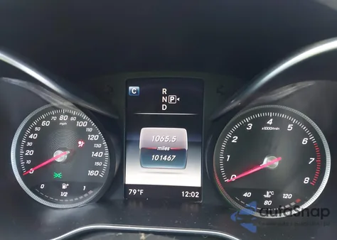 2015 Mercedes-Benz C 300 Luxury 4Matic z USA, uszkodzony, nr VIN 55SWF4KB0FU030722